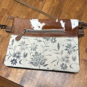 Like new Myra should cross body adjustable strap.